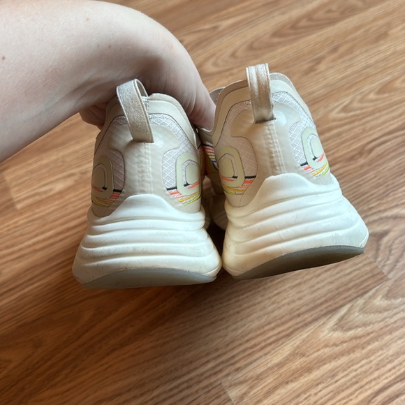 APL women’s streamline tennis shoe. Size 7.5 APL runs true to size 7. - Picture 6 of 6